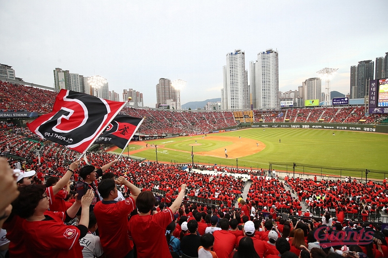 롯데자이언츠, 이대호로 받은 부산 시민의 사랑 1억원 기부로 보답